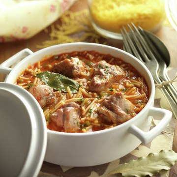 Cazuela de fideos con costilla de cerdo - Cocina Fácil
