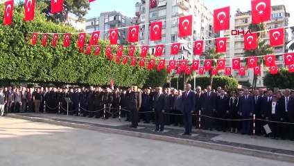 Video herunterladen: Atatürk'ün Ölüm Yıl Dönümünde Türkiye Genelinde Saygı Duruşu