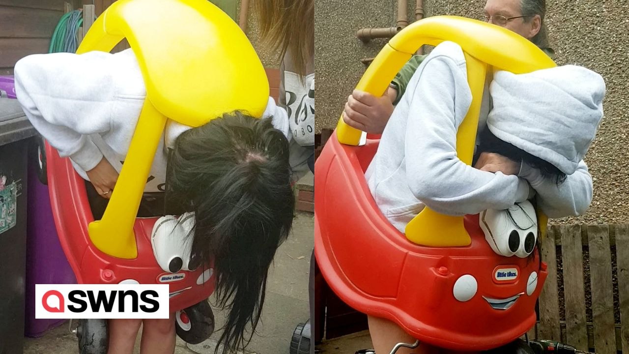 Urkomischer Moment, in dem eine Frau in einem Kinderspielzeugauto stecken blieb