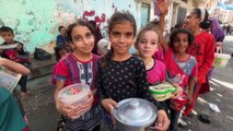 شاهد: أطفال فلسطينيون يصطفون للحصول على طعام من منظمات خيرية في رفح