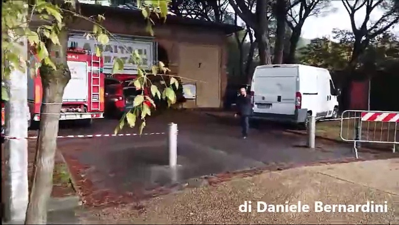 Paura a Montecatini, albero cade sulla casa di Babbo Natale