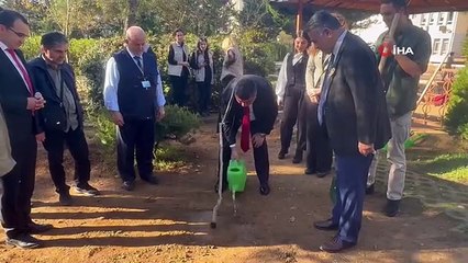 Öğrenciler Kaymakamla Birlikte 10 Kasım Anısına Okul Bahçesine Fidan Dikti