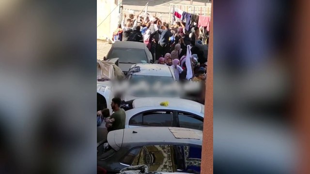 Gazze'nin kuzeyindeki Anasir Hastanesi'ni ellerinde beyaz bayraklarla terk etmeye çalışan Filistinlilerin yakınına İsrail tankı saldırısı