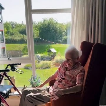 Ce poney rend visite aux personnes âgées pour leur redonner le sourire !