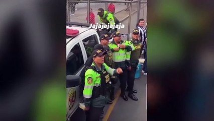 Hinchas aplauden a policía por llevar camiseta de Universitario