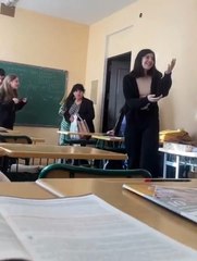 Leur professeur n'en croit pas ses yeux quand elle entre dans la classe !