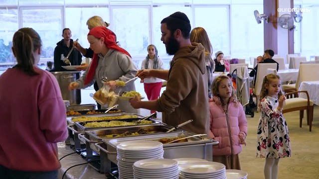 شاهد: لاجئون يهود هاربون من إسرائيل يجدون الأمان في مخيم في المجر