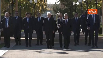 Mattarella pianta un albero al palazzo presidenziale in Uzbekistan