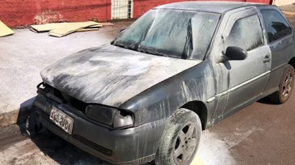 Carro tem parte do motor destruída por incêndio no Centro de Cascavel