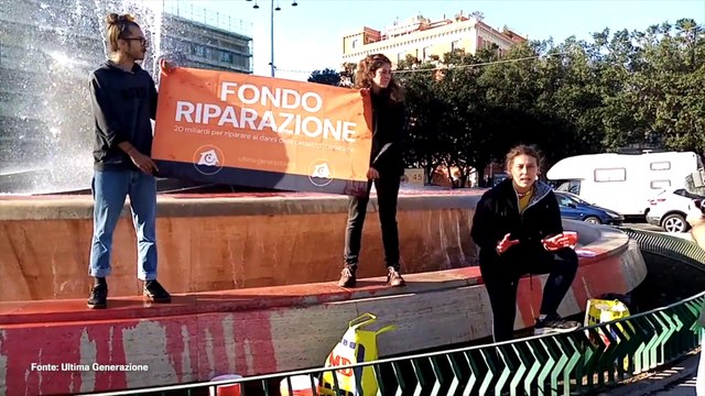 Attivisti di Ultima Generazione colorano fontana a Catania