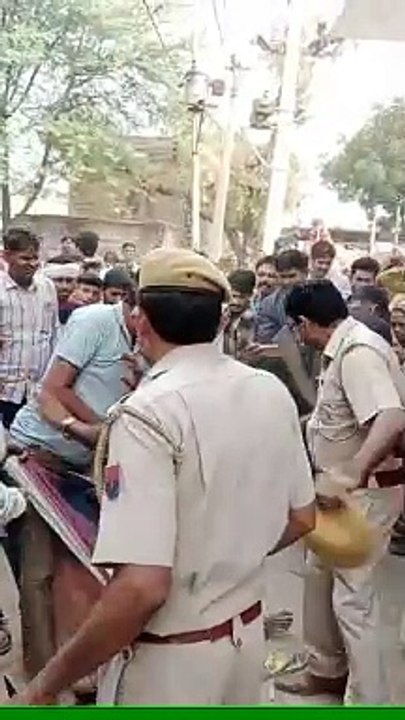 मासूम से दुष्कर्म के आरोपी सब इंस्पेक्टर को भीड...