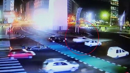 Feroz choque en el Obelisco: manejaba borracho, perdió el control, volcó y se prendió fuego