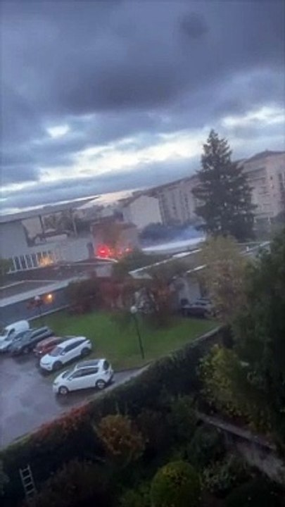 "Scène de guerre" à Lyon où une quinzaine de jeunes ont attaqué le lycée La Martinière-Montplaisir en tendant un guet-apens au proviseur en tirant des mortiers d'artifice et en brûlant des poubelles