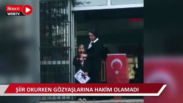 İlkokul öğrencisi Kevser, 10 Kasım töreninde şiir okurken gözyaşlarına hakim olamadı