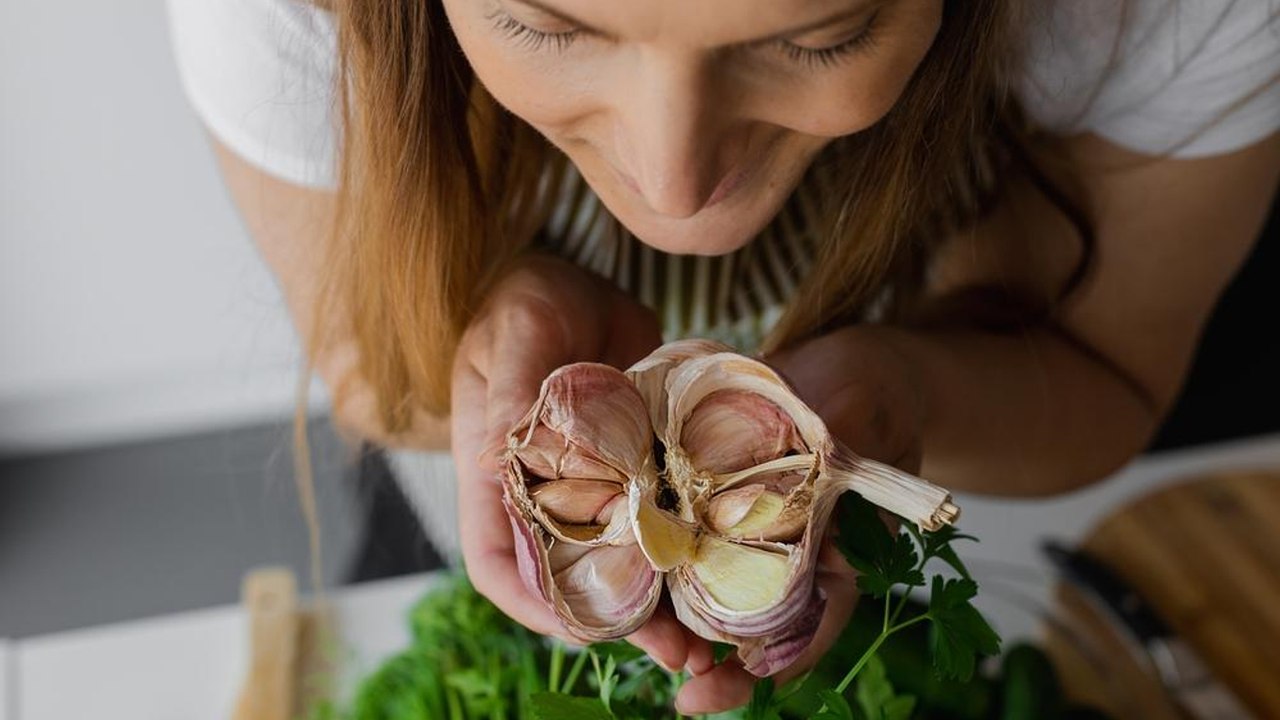 10 astuces imparables pour dire adieu à l'haleine d'ail !