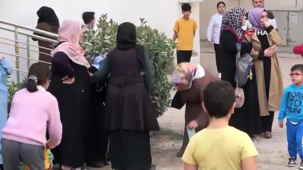 Batman'da depremde hasar gören bina yıkım çalışmaları sırasında çöktü