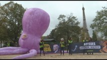 Un polpo gigante a Parigi, protesta Greenpeace contro Jonas Gahr Store