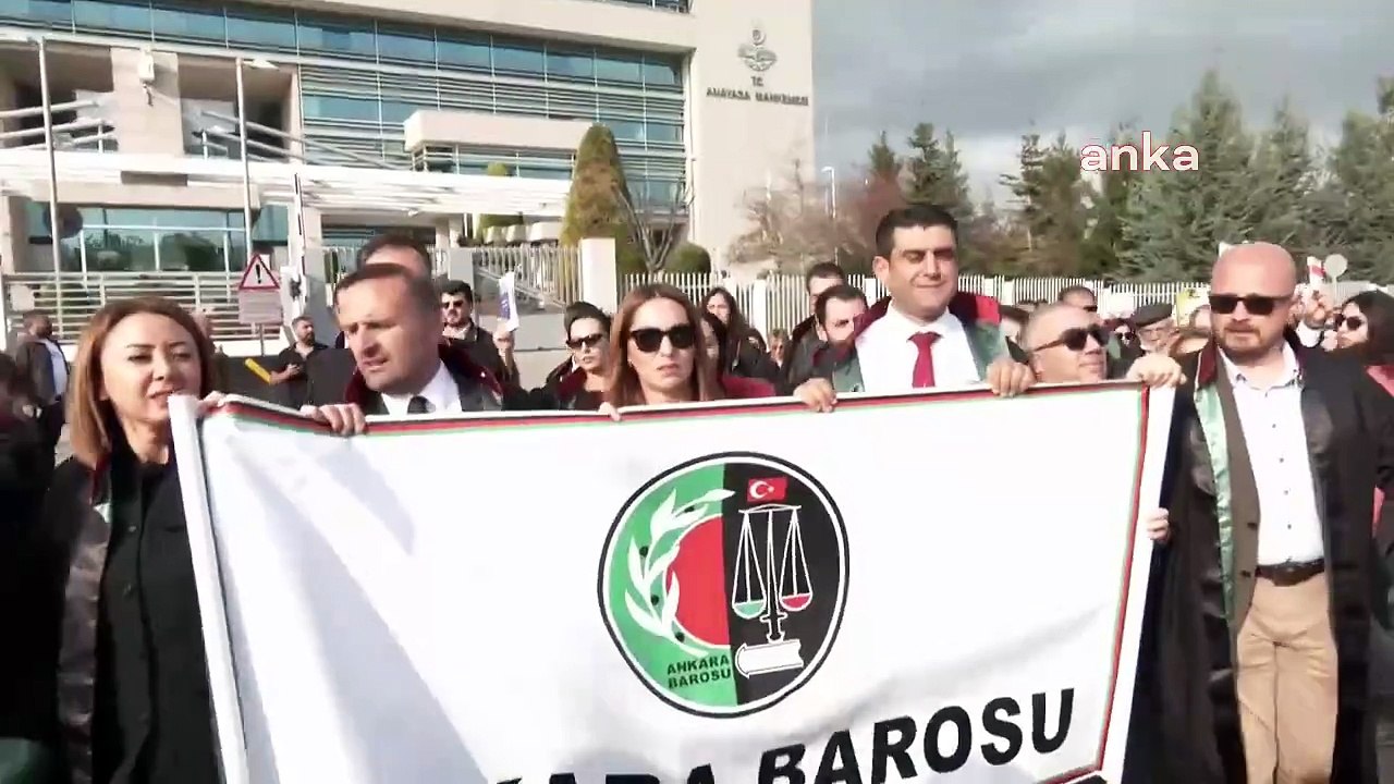 Türkiye Barolar Birliği ve Ülke Genelinden Gelen Avukatlar, Anayasa Mahkemesi Önünde: "Adalet, Çözemeyeceği Düğümü Atmamalıdır.