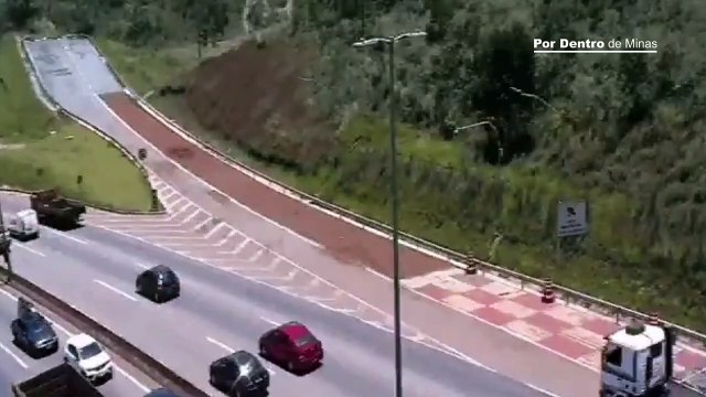 Carreta perde freio e usa área de escape do Anel Rodoviário, em BH