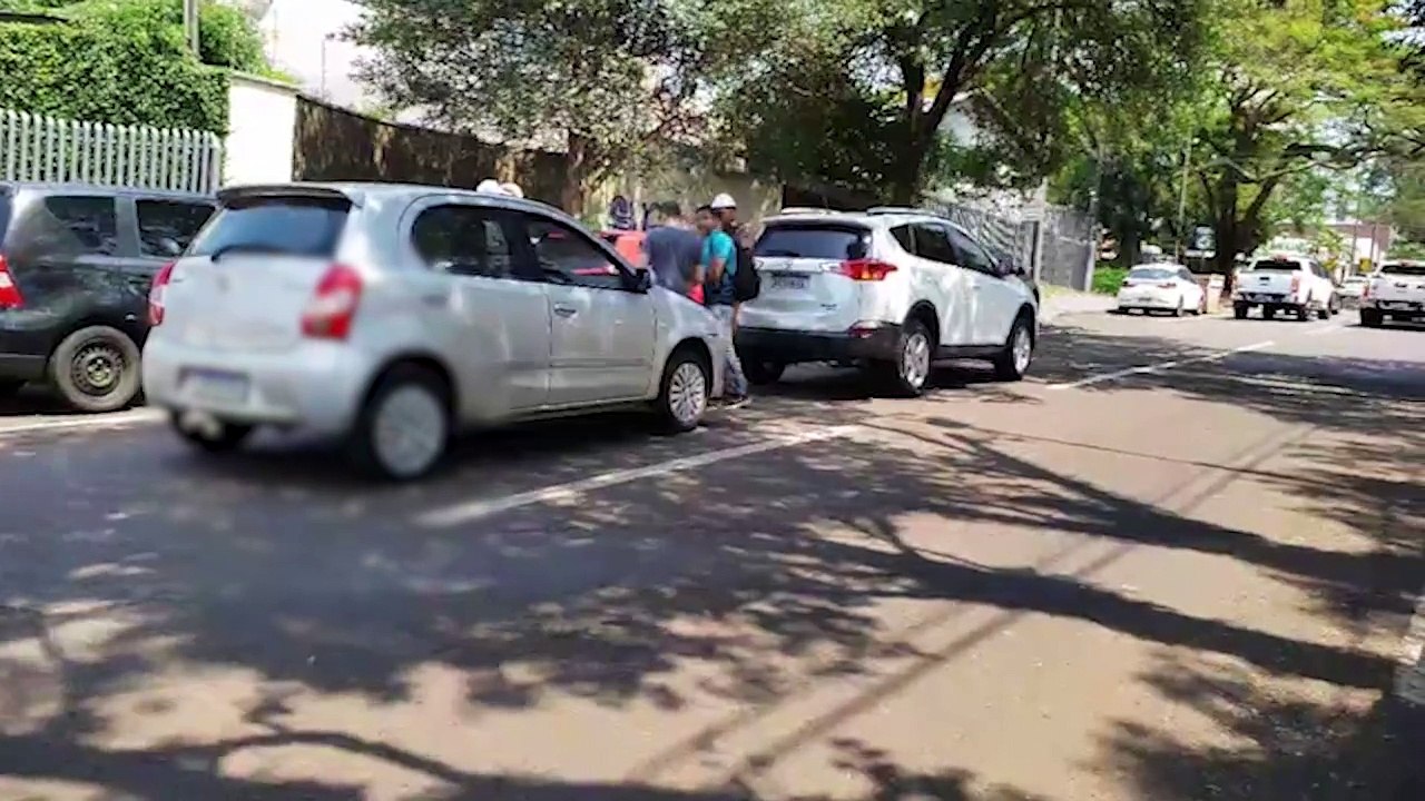 Etios bate na traseira de Toyota RAV4 na Rua Souza Naves