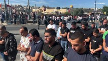 شاهد: للجمعة الخامسة على التوالي.. إسرائيل تمنع الوصول إلى المسجد الأقصى ولم يبق إلا الشارع للصلاة