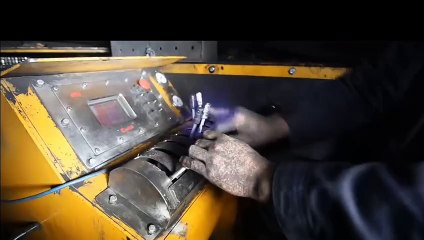 A powerful machine for digging deep into the earth Une machine puissante pour creuser profondément la terre الة  قويةلحفر اعماق الارض