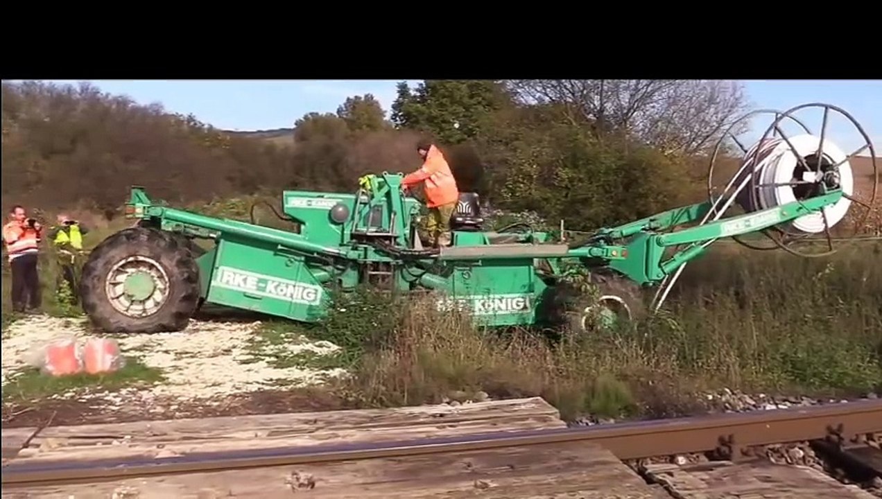 A machine for forestry work, and it is a walking machine Une machine pour les travaux forestiers, et c'est une machine qui marche الة للا عمال الغابوية  وهي الة  تمشي