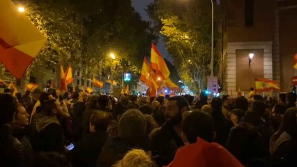 Los manifestantes contra la amnistía en Ferraz esta noche del 10 de noviembre.