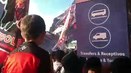 Download Video: Torcida do Vitória faz festa no aeroporto de Salvador em embarque do time; assista