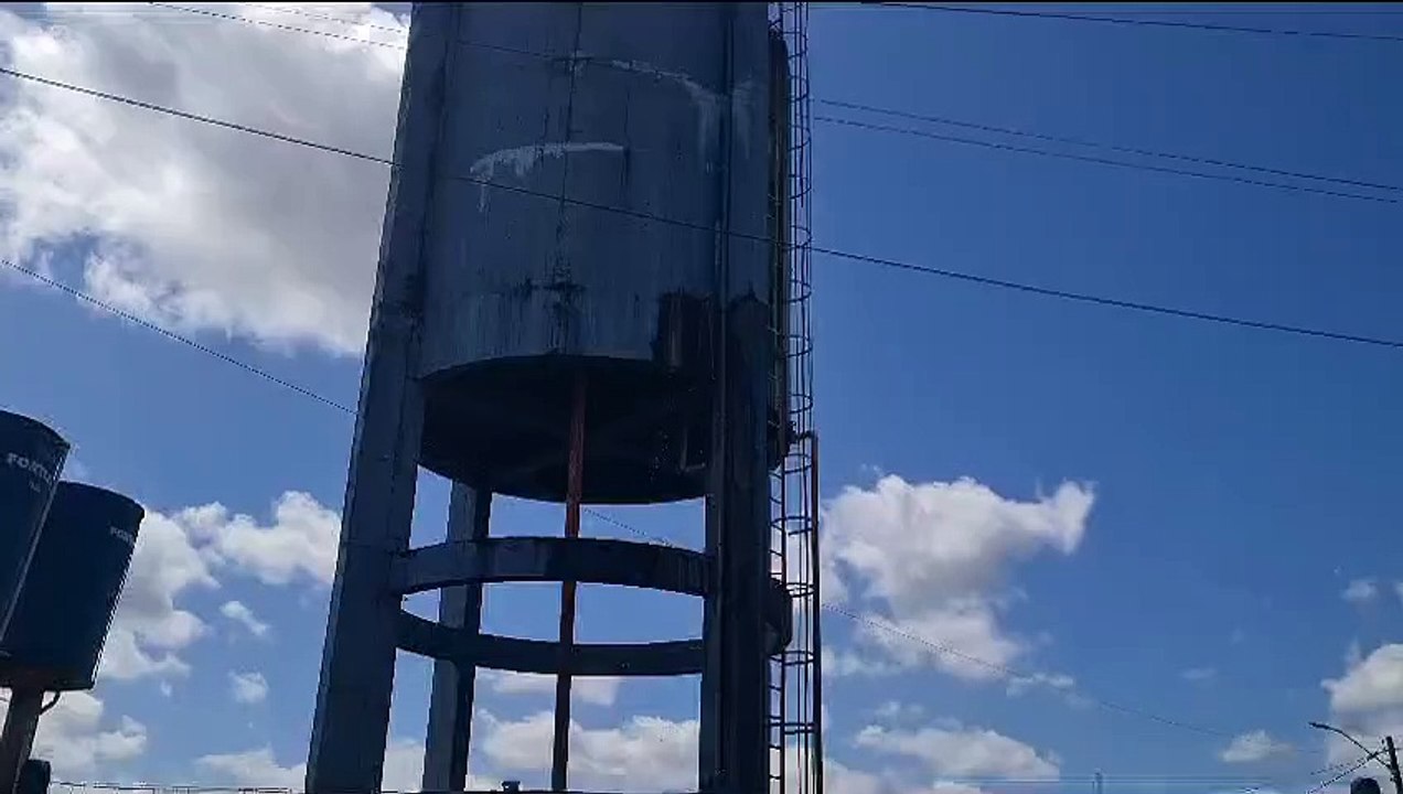 Negligência e risco iminente: Caixa d'água abandonada coloca moradores em perigo