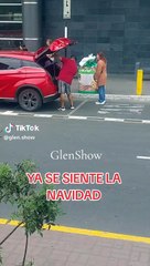 Pareja intenta que 'panetón gigante' entre en su camioneta: "Ya se siente la Navidad"