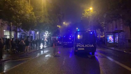 Lanzamiento de bengalas a la prensa en la concentración en Ferraz