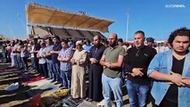 فيديو: مئات اللبنانيين يؤدون صلاة الجمعة في صيدا ويدينون الهجمات الإسرائيلية على غزة