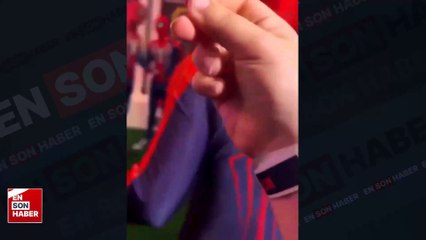 Fermuarı kopan örümcek adamın komik tepkisi