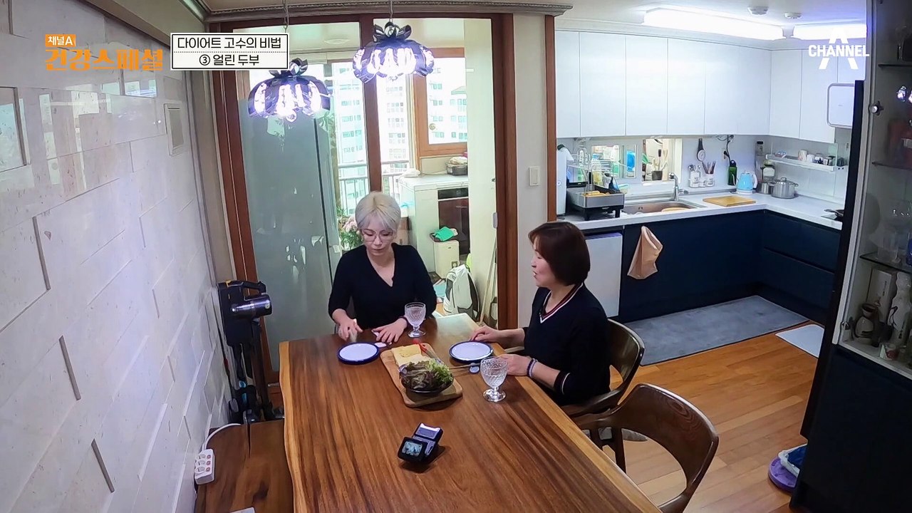 다이어트 고수 성연 씨의 특별한 식단의 정체는?! 마치 식빵 단면과 비슷한 얼린 두부