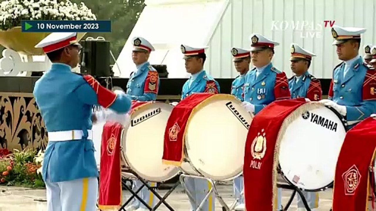 Momen Jokowi Letakkan Karangan Bunga di Upacara Ziarah Nasional Hari Pahlawan 2023