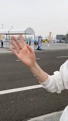 Beautiful girl making scissor hands gesture  比劃剪刀手美女  Hermosa chica haciendo gesto de manos de tijera