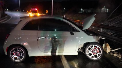 도로 보호 난간 충돌한 차에서 불...천백만 원 피해 / YTN