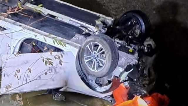 금강유원지 인근 도로서 승용차 추락...운전자 숨져 / YTN