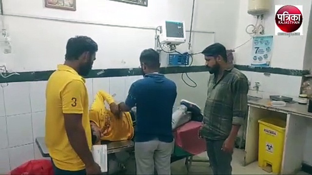 Road Accident : यहां मवेशी बचाने के फेर में कार पलटी, पांच घायल