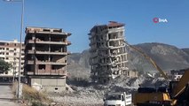 Hatay'da deprem sonrası ağır hasarlı bina iş makinasıyla yerle bir oldu