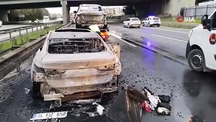 Sultanbeyli'de çarpışan iki araç alevlere teslim oldu: 3 hafif yaralı