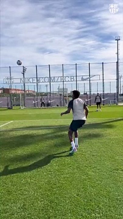El brutal golazo de Lamine Yamal en el entrenamiento del Barça