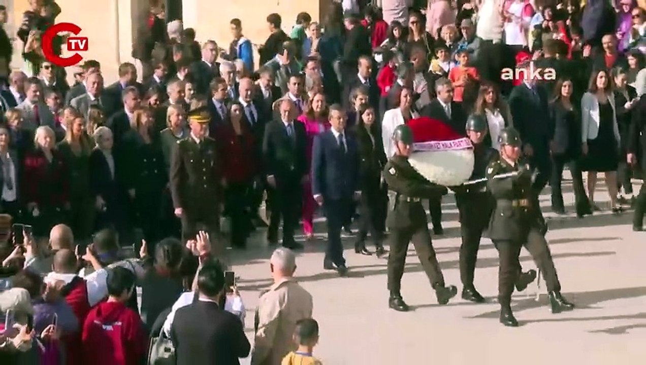 CHP lideri Özgür Özel, PM ve YDK üyeleriyle Anıtkabir'i ziyaret etti