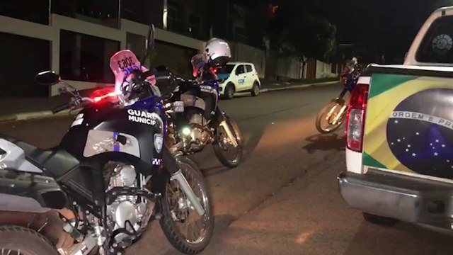 Condutor embriagado tenta furar bloqueio de trânsito, arrasta agente da GM e acaba preso após perseguição