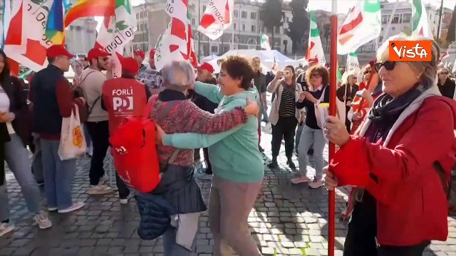 Manifestazione Pd, Piazza del Popolo inizia a riempirsi e si balla Romagna mia