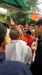 भाजपा प्रत्याशी ने पहनी नोटों की माला, कार पर अब भी लिखा है विधायक