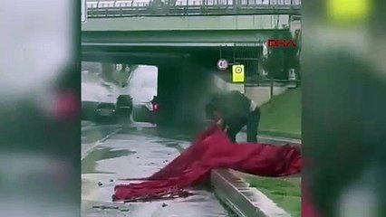 Avcılar'da Sağanak Yağmur ve Fırtına Sonucu Türk Bayrağı Yola Düştü