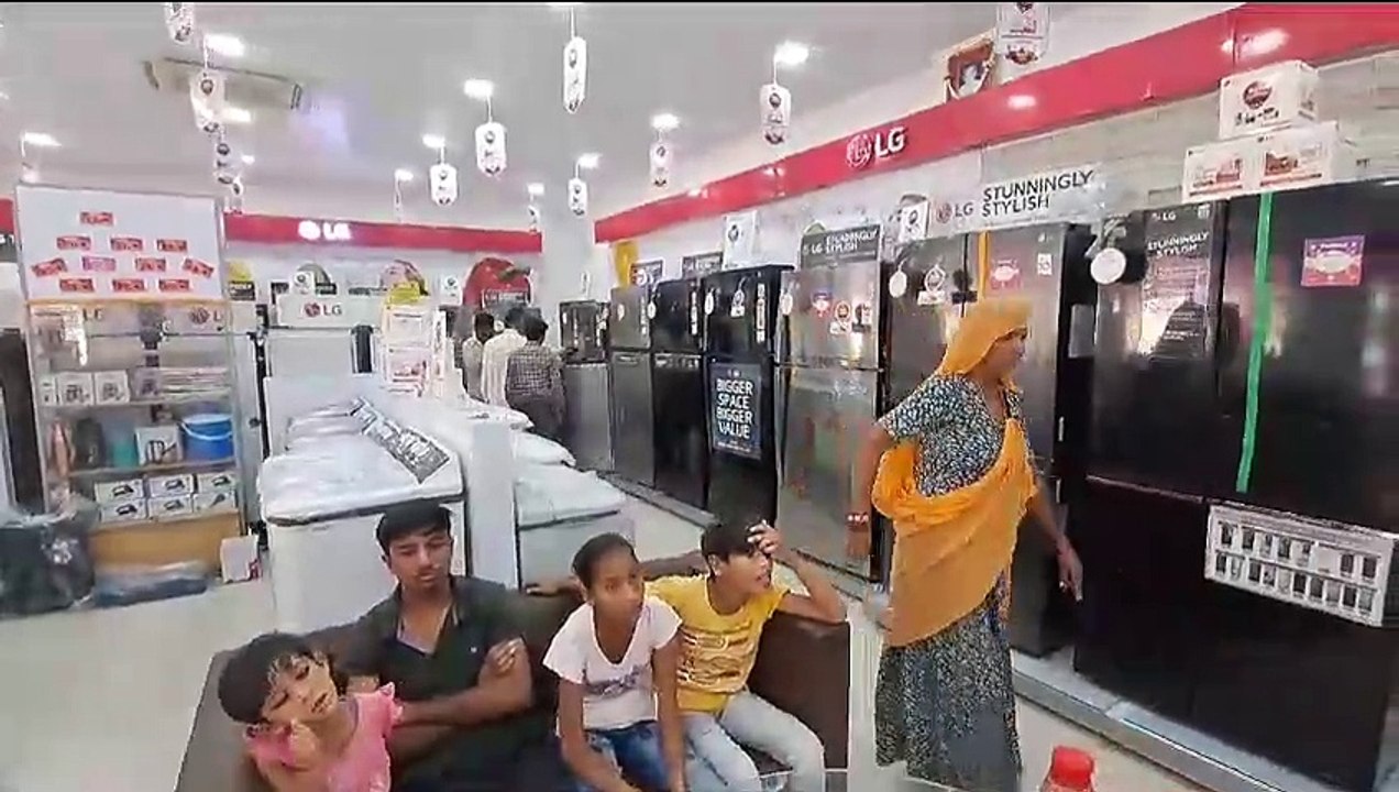 दीपोत्सव से पहले ही उमड़े खरीदारों की भीड़ से मुस्कराया बाजार