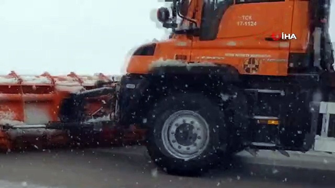 Van'da kar yağışı başladı, sürücüler zor anlar yaşadı